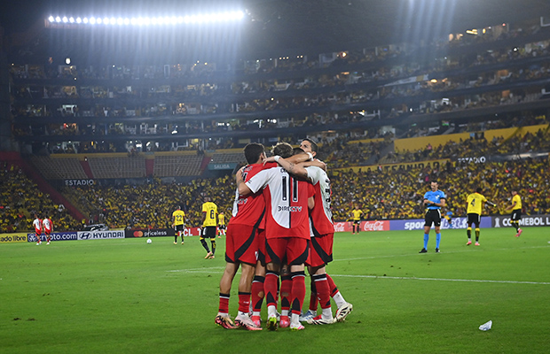 Gran triunfo en Ecuador y arriba en el grupo