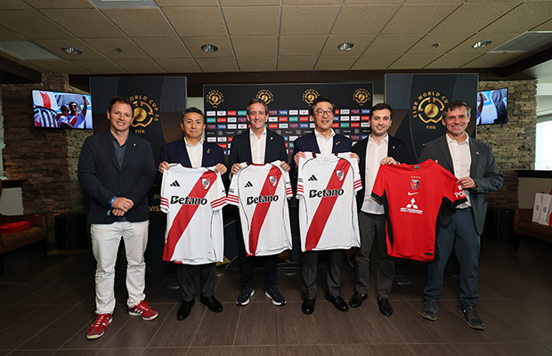 Encuentro con autoridades del Urawa Red Diamonds antes del debut