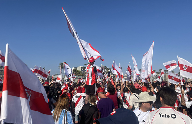 VIDEO - El increíble banderazo de los hinchas de River en Los Ángeles