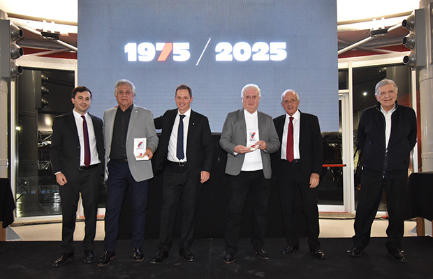 En una noche llena de emoción, River homenajeó a los campeones del Metropolitano 1975