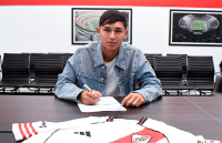 Felipe López firmó su primer contrato profesional